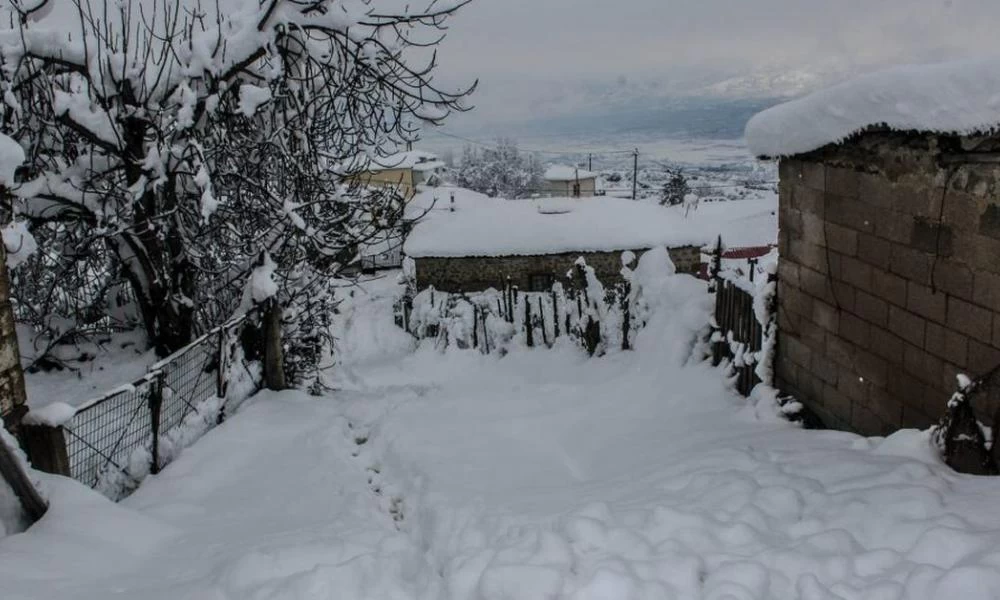 Δείτε βίντεο από ιστορικούς χιονιάδες που το χιόνι ξεπέρασε το ένα μέτρο